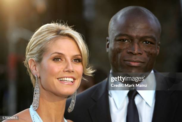 Model Heidi Klum and singer Seal arrive at the Vanity Fair Oscar Party at Mortons on March 5, 2006 in West Hollywood, California.