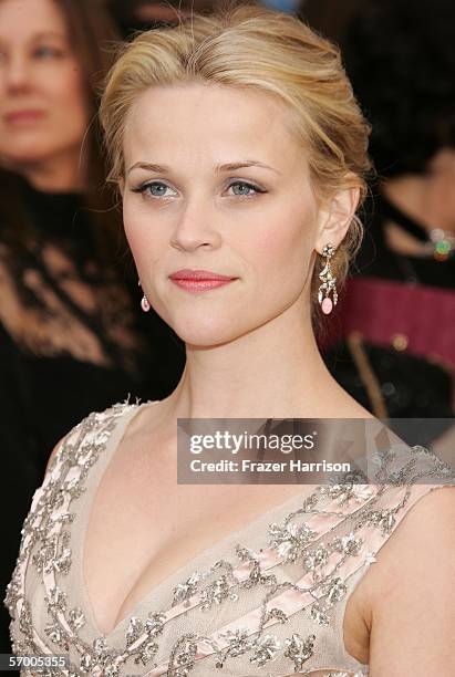 Actress Reese Witherspoon arrives to the 78th Annual Academy Awards at the Kodak Theatre on March 5, 2006 in Hollywood, California.