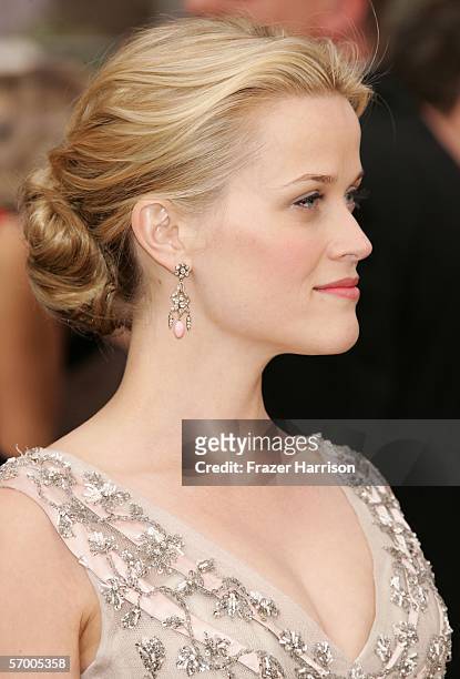 Actress Reese Witherspoon arrives to the 78th Annual Academy Awards at the Kodak Theatre on March 5, 2006 in Hollywood, California.