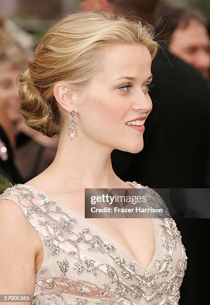 Actress Reese Witherspoon arrives to the 78th Annual Academy Awards at the Kodak Theatre on March 5, 2006 in Hollywood, California.