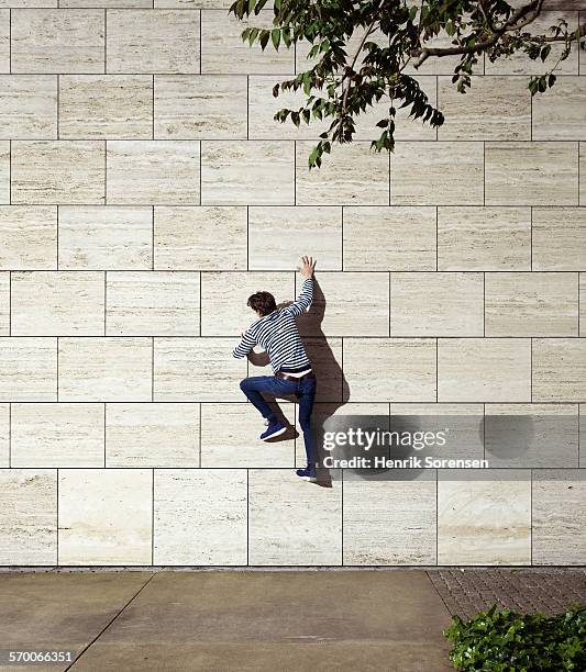 man climbing wall - down blouse imagens e fotografias de stock