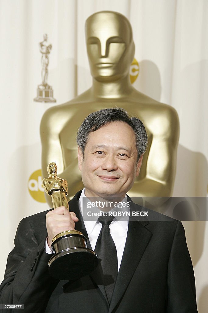Director Ang Lee poses with his Oscar fo