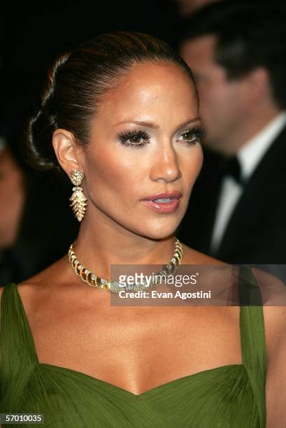 Actress Jennifer Lopez arrives at the Vanity Fair Oscar Party at Mortons on March 5, 2006 in West Hollywood, California.