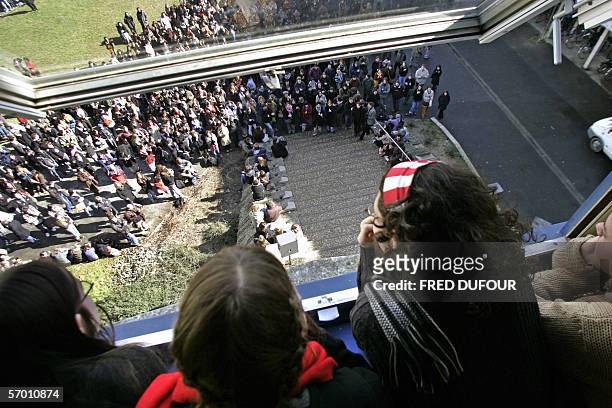 Des etudiants ecoutent des intervenants, le 06 mars 2006 a l'universite de Rennes II, lors d'une assemblee generale a la veille de la manifestation...