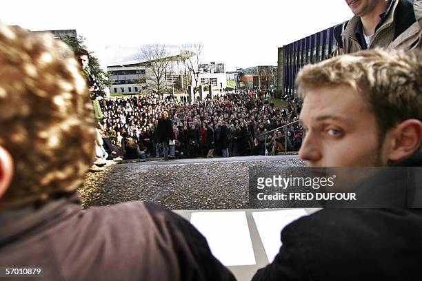 Des etudiants interviennent au micro, le 06 mars 2006 a l'universite de Rennes II, lors d'une assemblee generale a la veille de la manifestation...