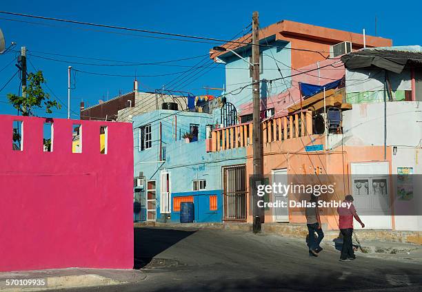 street scene with colourful homes on isla mujeres - insel mujeres stock-fotos und bilder