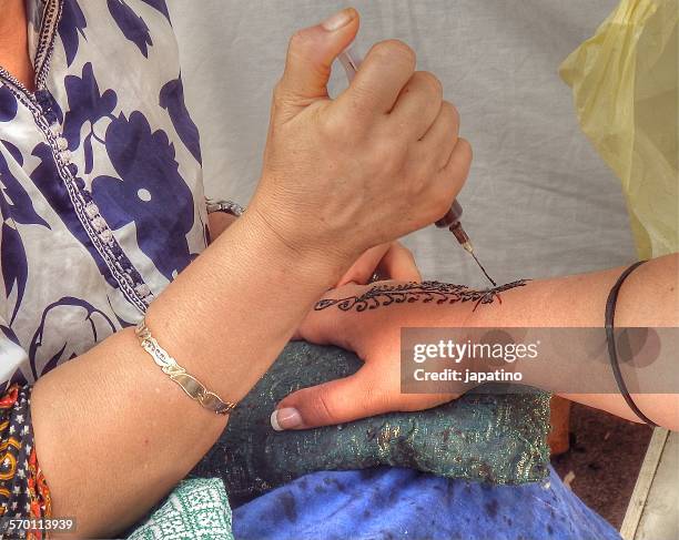 henna tattoo - henna hands stock-fotos und bilder