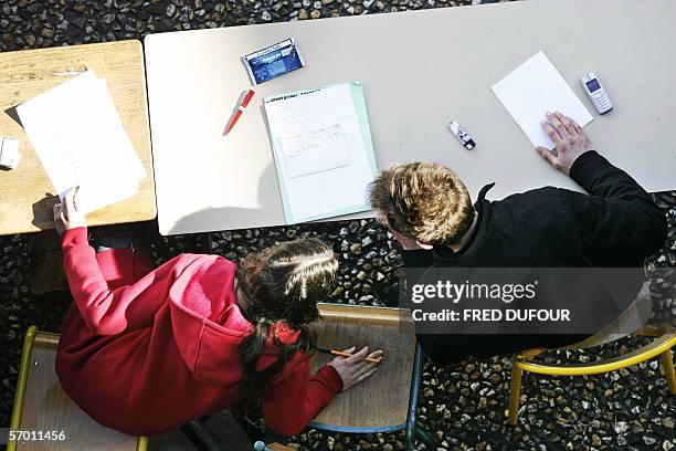 Des etudiants discutent a la tribune, le 06 mars 2006 a l'universite de Rennes II, lors d'une assemblee generale a la veille de la manifestation...