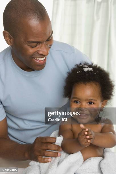 father giving his baby daughter a bath - baby shower - fotografias e filmes do acervo