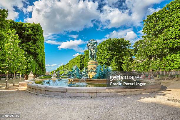 fontain de l'observatoire, montparnasse, paris - peter parks stock pictures, royalty-free photos & images