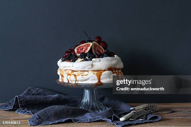 pavlova decorated with berries on a cake stand - cakestand stock-fotos und bilder