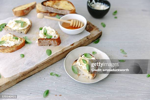 ricotta, honey and basil bruschetta - foodstyling stock-fotos und bilder