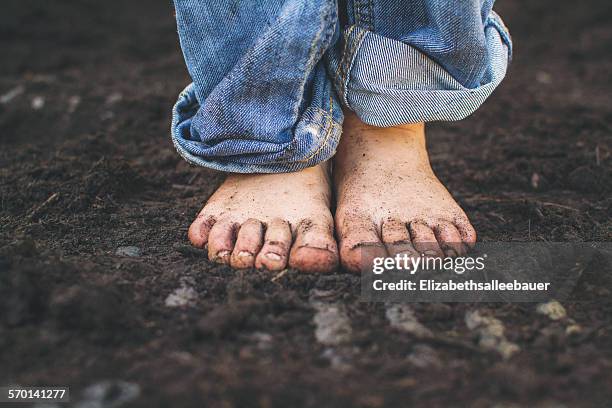 close-up of a boy's dirty feet - descalço imagens e fotografias de stock