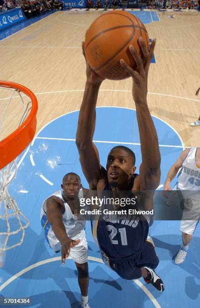Hakim Warrick of the Memphis Grizzlies dunks during the game against the Denver Nuggets on March 6, 2006 at the Pepsi Center in Denver, Colorado. The...
