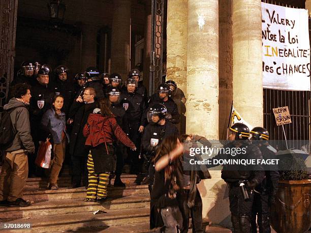 Les forces de l'ordre evacuent la chambre de commerce et de l'industrie de Montpellier occupee par des etudiants, le 07 mars 2006 a l'issus de la...