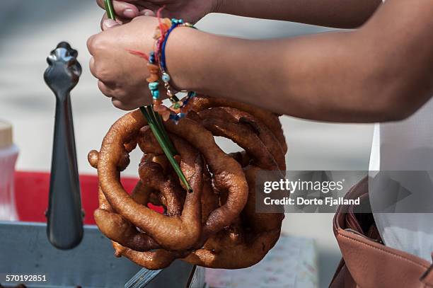 churros on a string - dorte fjalland 個照片及圖片檔