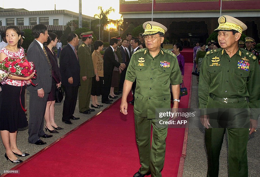 Myanmar Senior General Than Shwe (C) alo
