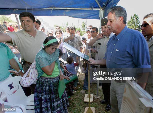 El presidente de Guatemala, Oscar Berger, entrega en nombre de la ONU y de su gobierno una indemnizacion a las familias de los ocho kaibiles cascos...