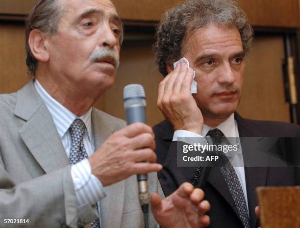Buenos Aires, ARGENTINA: El ex jefe de gobierno porteno, Anibal Ibarra , escucha a su abogado, Julio Cesar Strassera, durante una conferencia de...