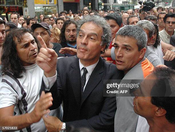 Buenos Aires, ARGENTINA: El ex jefe de gobierno porteno, Anibal Ibarra deja la legislatura para dirigirse a brindar una conferencia de prensa luego...