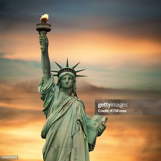 statue of liberty - statue stockfoto's en -beelden