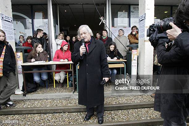 Marc Gontard, president de l'universite Rennes 2, s'adresse au etudiants en greve, lors d'une Assemblee generale, le 08 mars 2006 a l'universite de...