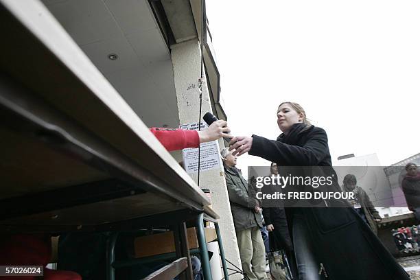 Une etudiante s'apprete a prendre la parole lors d'une Assemblee generale, le 08 mars 2006 a l'universite de Rennes 2-Villejean. En greve depuis le 7...