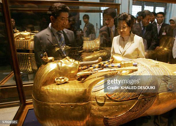 South Korean President Roh Moo-Hyun and his wife Kwon Yang-Suk look at the golden golden mummy of Tutankhamen, King Tut, during a visit to the...