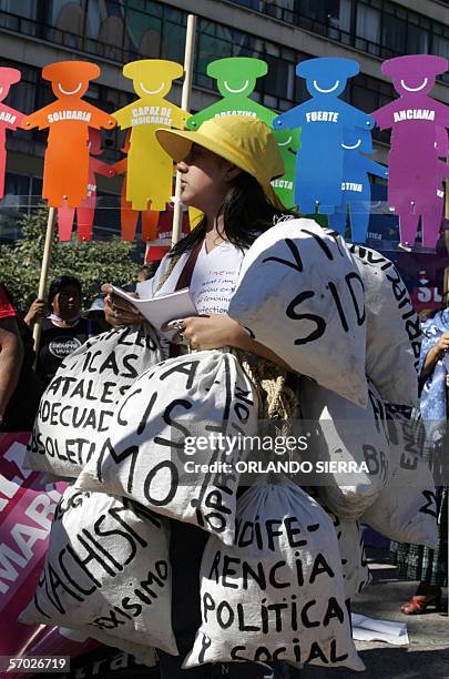 Guatemala City, GUATEMALA: Una mujer participa en una manifestacion en Ciudad de Guatemala en el Dia Internacional de las Mujeres, el 08 de marzo de...