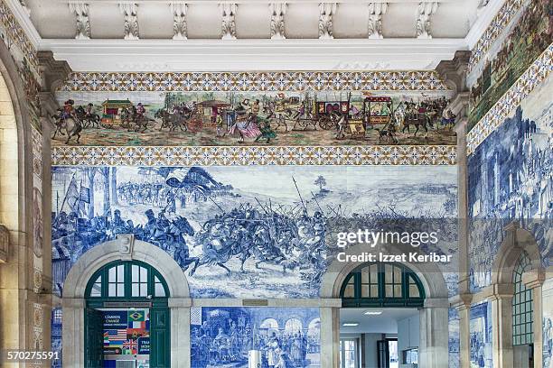 sao bento train  station in porto, portugal - azulejos foto e immagini stock