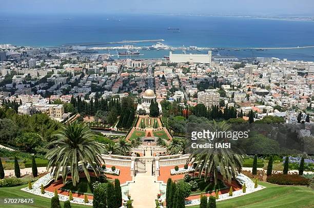 a view to haifa bay and baha'i gardens - bahai stockfoto's en -beelden