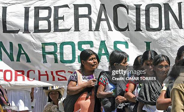 Mujeres marchan por las calles de la Ciudad de Mexico, en el dia Internacional de la Mujer, el 08 de marzo de 2006. AFP PHOTO/ Omar TORRES