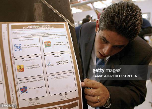 Un hombre revisa la primera boleta electoral que fue impresa para las elecciones presidenciales de julio proximo en las intalaciones de los Talleres...
