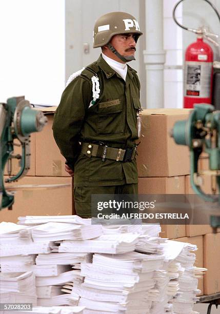 Un Policia Militar del Ejercito Mexicano custodia las intalaciones de los Talleres Graficos de Mexico, en Ciudad de Mexico el 08 de marzo de 2006,...