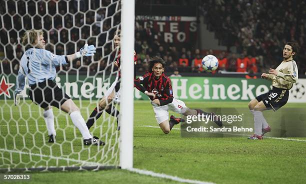 Filippo Inzaghi of Milan scores the first goal against goalkeeper Oliver Kahn of Bayern Munich during the UEFA Champions League Round of 16 second...