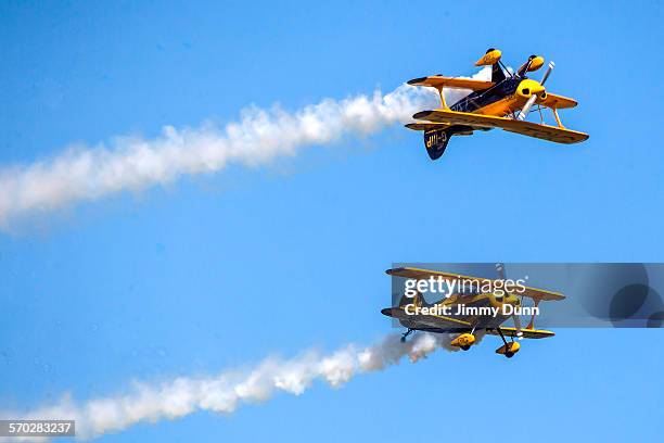 pitts special biplane - meeting aérien photos et images de collection