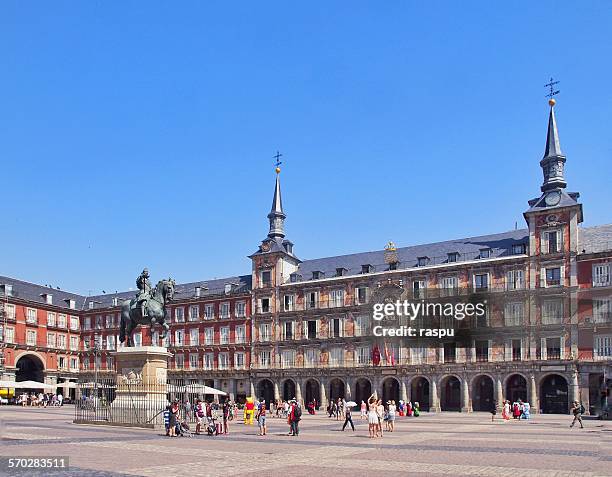 madrid,plaza mayor square - statue de philippe iii photos et images de collection