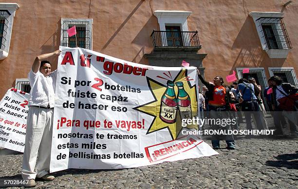 Decenas de mujeres protestan el el 08 de marzo de 2005 en Puebla con botellas de licor en mano, contra el gobernador Mario Marin, acusado de urdir un...