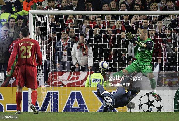 Liverpool, UNITED KINGDOM: Liverpool goalkeeper Jose Reina is beaten by Benfica's Fabrizio Miccoli during their UEFA Champions League second leg...