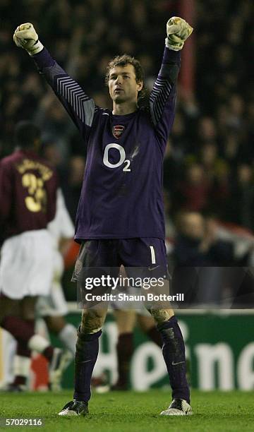 Jens Lehmann of Arsenal salutes the crowd following the UEFA Champions League Round of 16, Second Leg match between Arsenal and Real Madrid at...