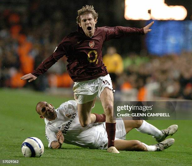 United Kingdom: Arsenal's Alexander Hleb is tackled by Real Madrid's Raul Bravo during a Champions League game at Highbury in London, 08 March 2006....