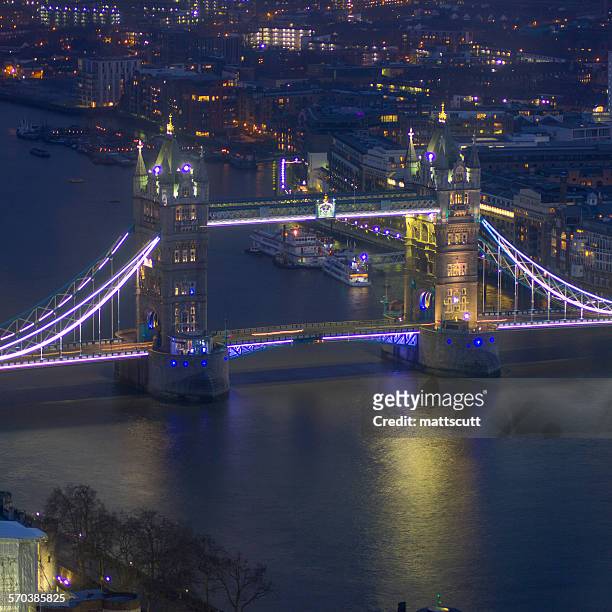 elevated view of tower bridge at night, london, uk - mattscutt imagens e fotografias de stock