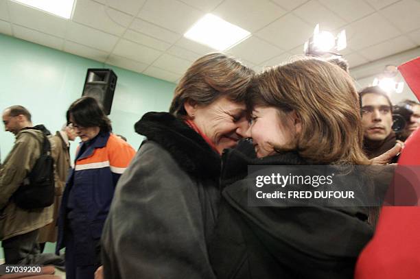 Sable-sur-Sarthe, FRANCE: A young girl kisses her mother after being released, 09 March 2006 at the Colbert de Torcy highschool in Sable-sur-Sarthe...