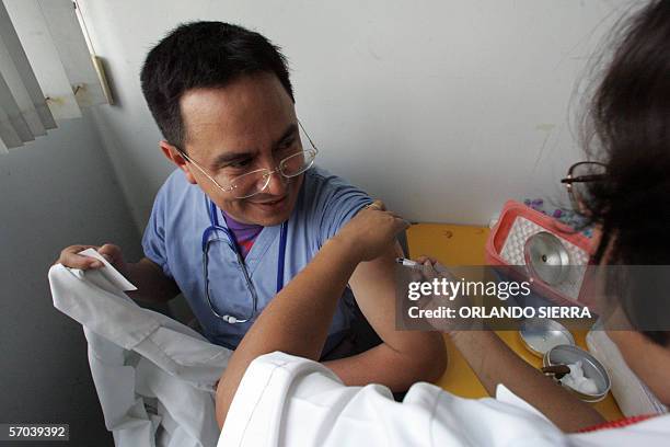 Ricardo Menendez, medico jefe de cuidados intensivos de la Sala de Pediatria recibe una vacuna anti-influenza en el Hospital Roosevelt, de Ciudad de...