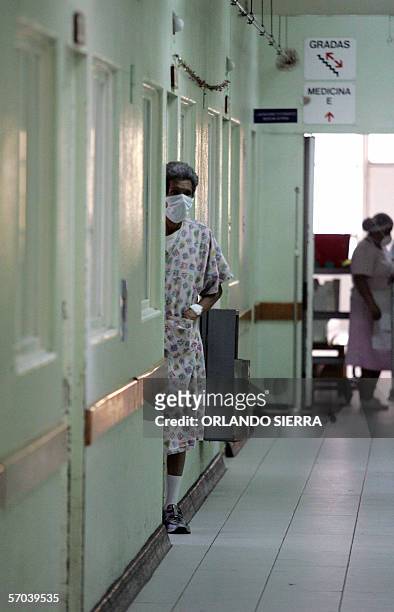 Un enfermo observa el pasillo desde un cuarto de Cuidados Intensivos de Hombres del Hospital Roosevelt, de Ciudad de Guatemala, el 09 de marzo de...