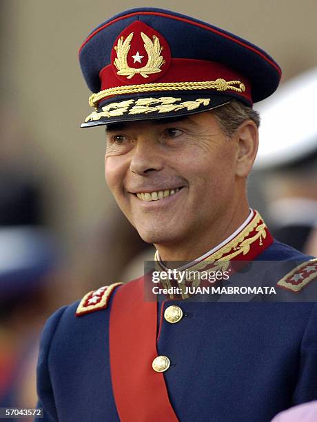 El nuevo comandante en jefe del Ejercito chileno, Oscar Izurieta Ferrer, sonrie durante el acto de traspaso de mando en la escuela Militar "Bernardo...