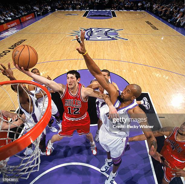 Kirk Hinrich of the Chicago Bulls takes the ball to the basket against Brian Skinner of the Sacramento Kings during the game at Arco Arena on...