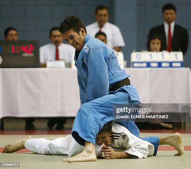 Tegucigalpa, HONDURAS: Kenny Godoy of Honduras battle for gold against Rudy Rodas of Guatemala for silver during the men's judo 55-kg category during...