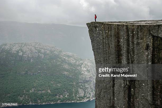 at the edge of a cliff - roccia foto e immagini stock