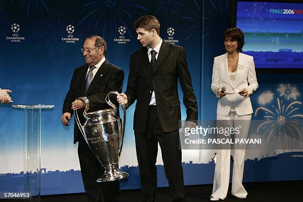 Former Real Madrid player Spanish Francisco Gento and Liverpool's captain Steven Gerrard hlold the Champion's League trophy, 10 March 2006 at Paris...